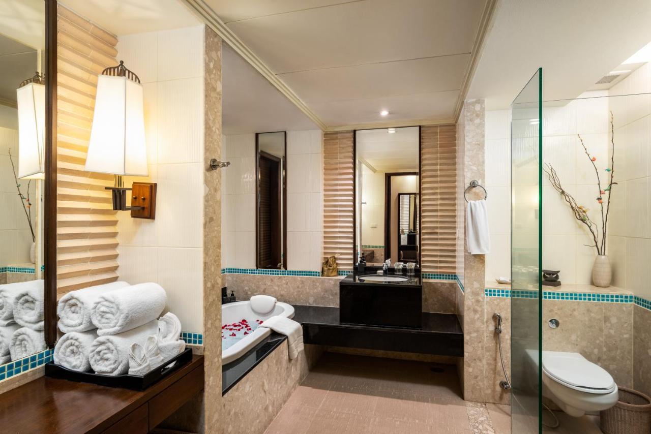 芭东帕拉贡水疗度假村【SHA Plus+】 Patong 外观 照片 A bathroom in a hotel