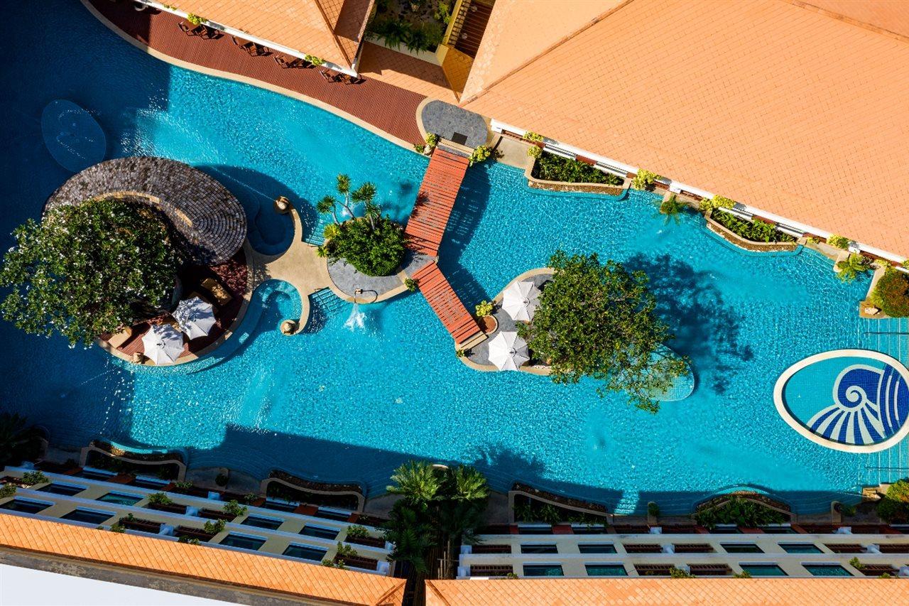芭东帕拉贡水疗度假村【SHA Plus+】 Patong 外观 照片 The pool at the Royal Paradise Hotel & Spa