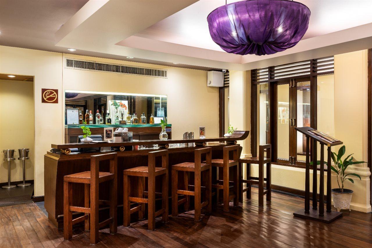 芭东帕拉贡水疗度假村【SHA Plus+】 Patong 外观 照片 The bar at the hotel