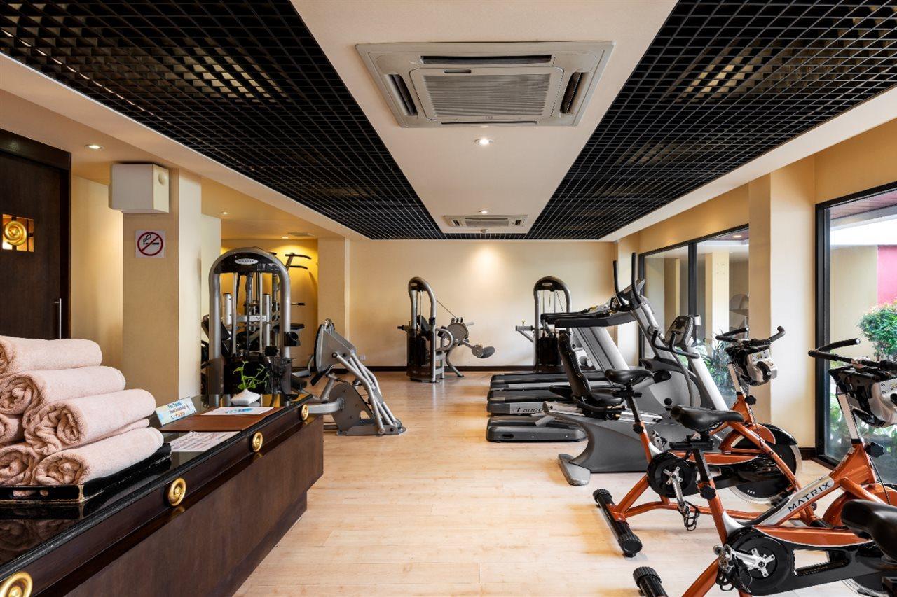 芭东帕拉贡水疗度假村【SHA Plus+】 Patong 外观 照片 A gym at a hotel