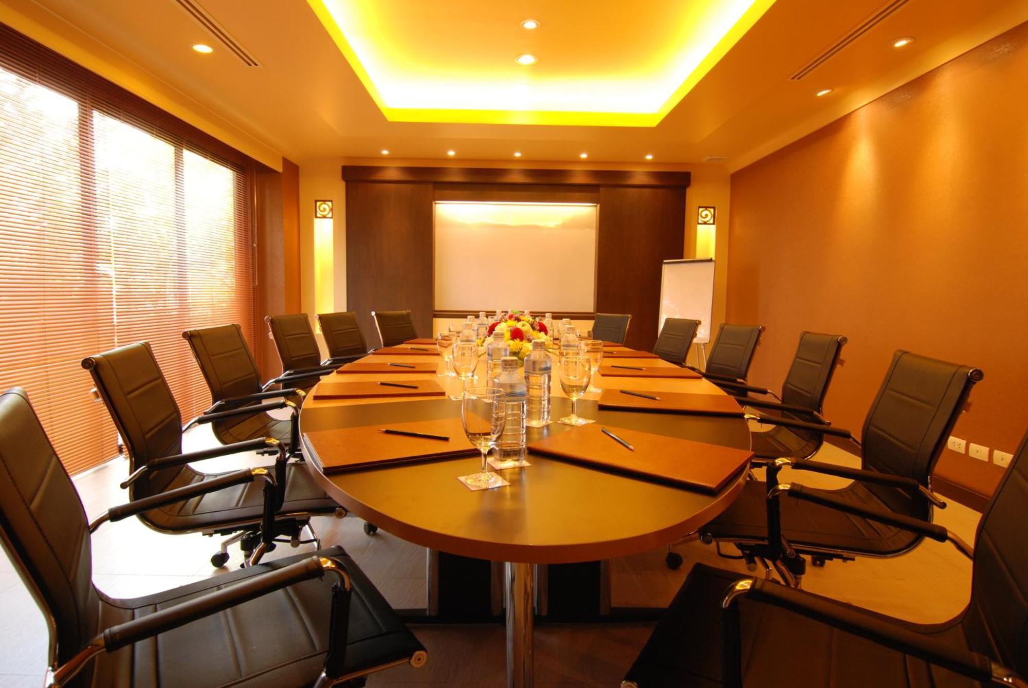 芭东帕拉贡水疗度假村【SHA Plus+】 Patong 外观 照片 A boardroom
