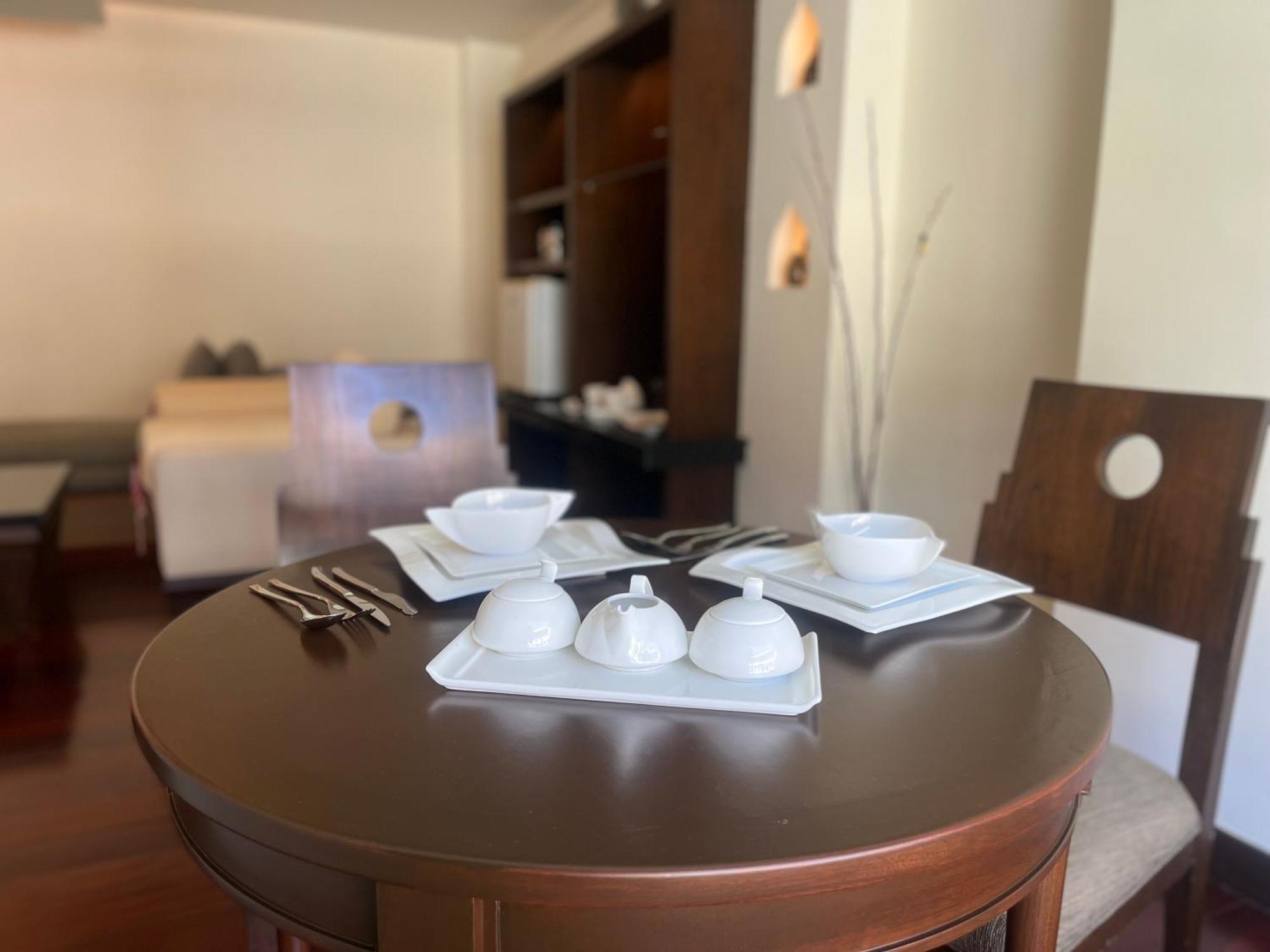 芭东帕拉贡水疗度假村【SHA Plus+】 Patong 外观 照片 A table set for breakfast at a hotel