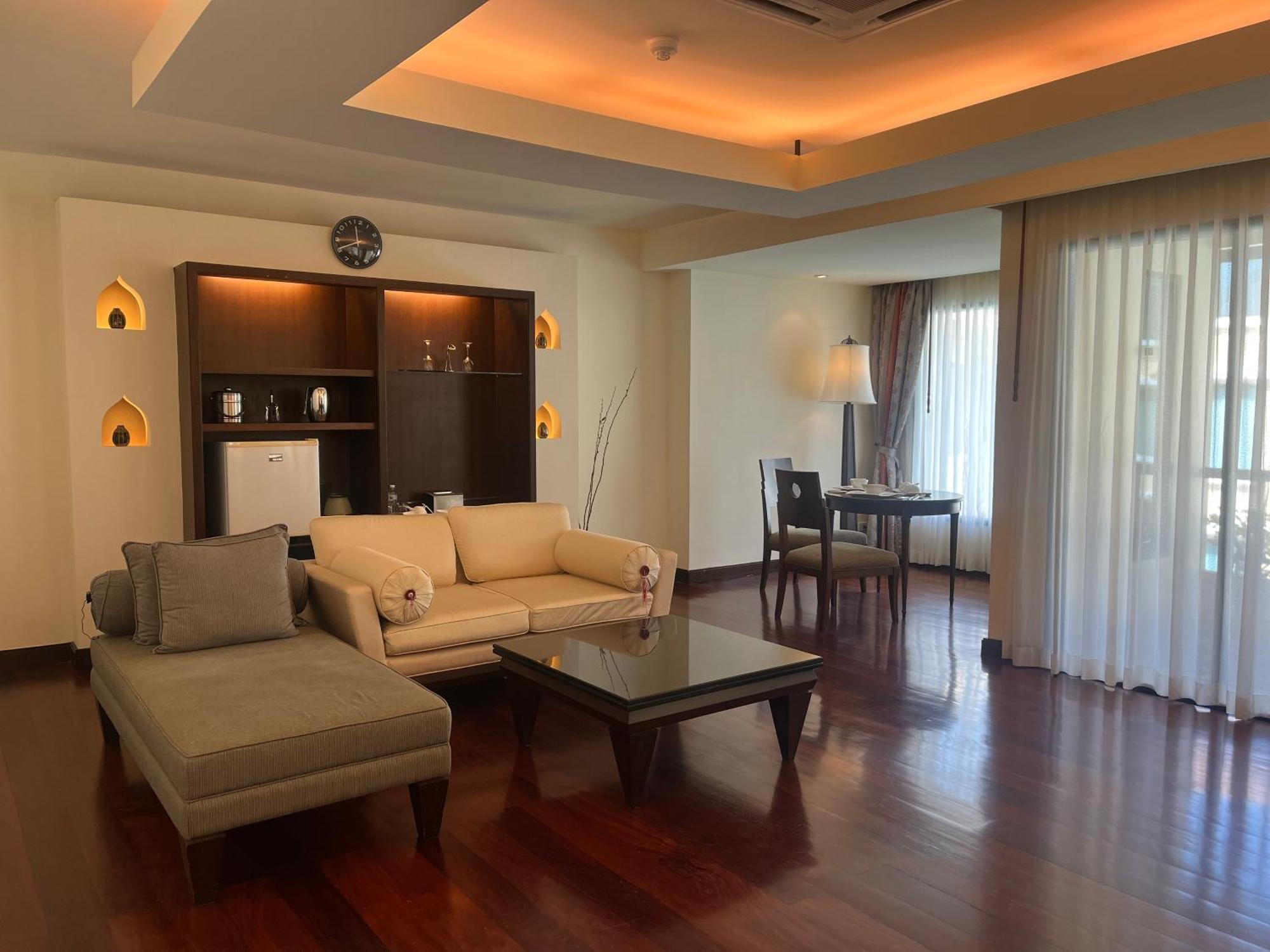 芭东帕拉贡水疗度假村【SHA Plus+】 Patong 外观 照片 A suite at the hotel