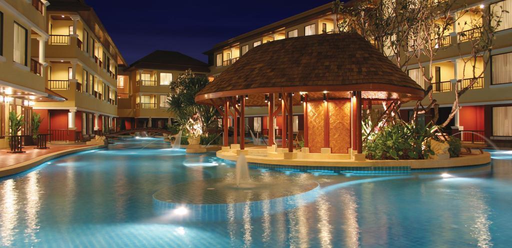芭东帕拉贡水疗度假村【SHA Plus+】 Patong 外观 照片 The swimming pool at the Royal Thai Suite