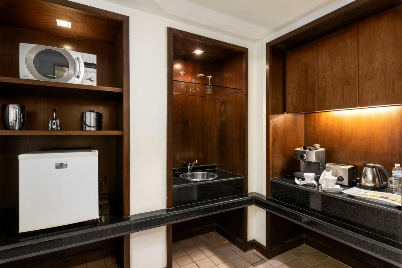 芭东帕拉贡水疗度假村【SHA Plus+】 Patong 外观 照片 A kitchenette in a hotel