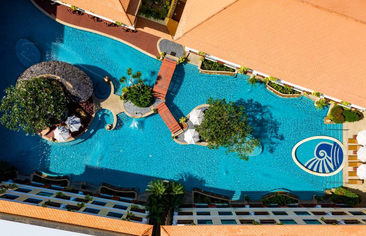 芭东帕拉贡水疗度假村【SHA Plus+】 Patong 外观 照片 Aerial view of the pool at the Royal Wing Hotel