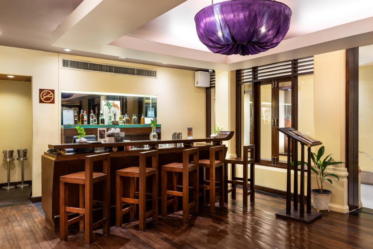 芭东帕拉贡水疗度假村【SHA Plus+】 Patong 外观 照片 The bar at the hotel